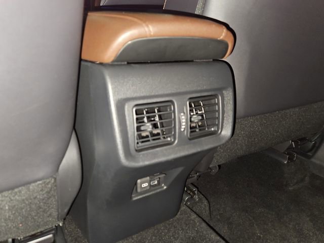 Used 2023 Toyota Venza Limited image 15