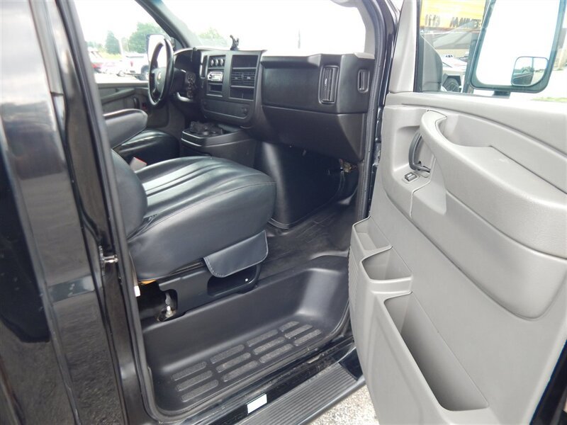 Used 2010 Chevrolet Express 3500 Extended RWD image 17