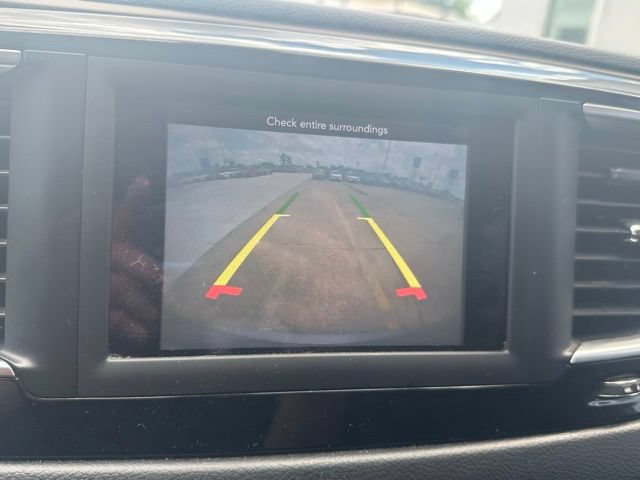 Used 2018 Chrysler Pacifica Touring Plus w/ Tire & Wheel Group FWD image 17