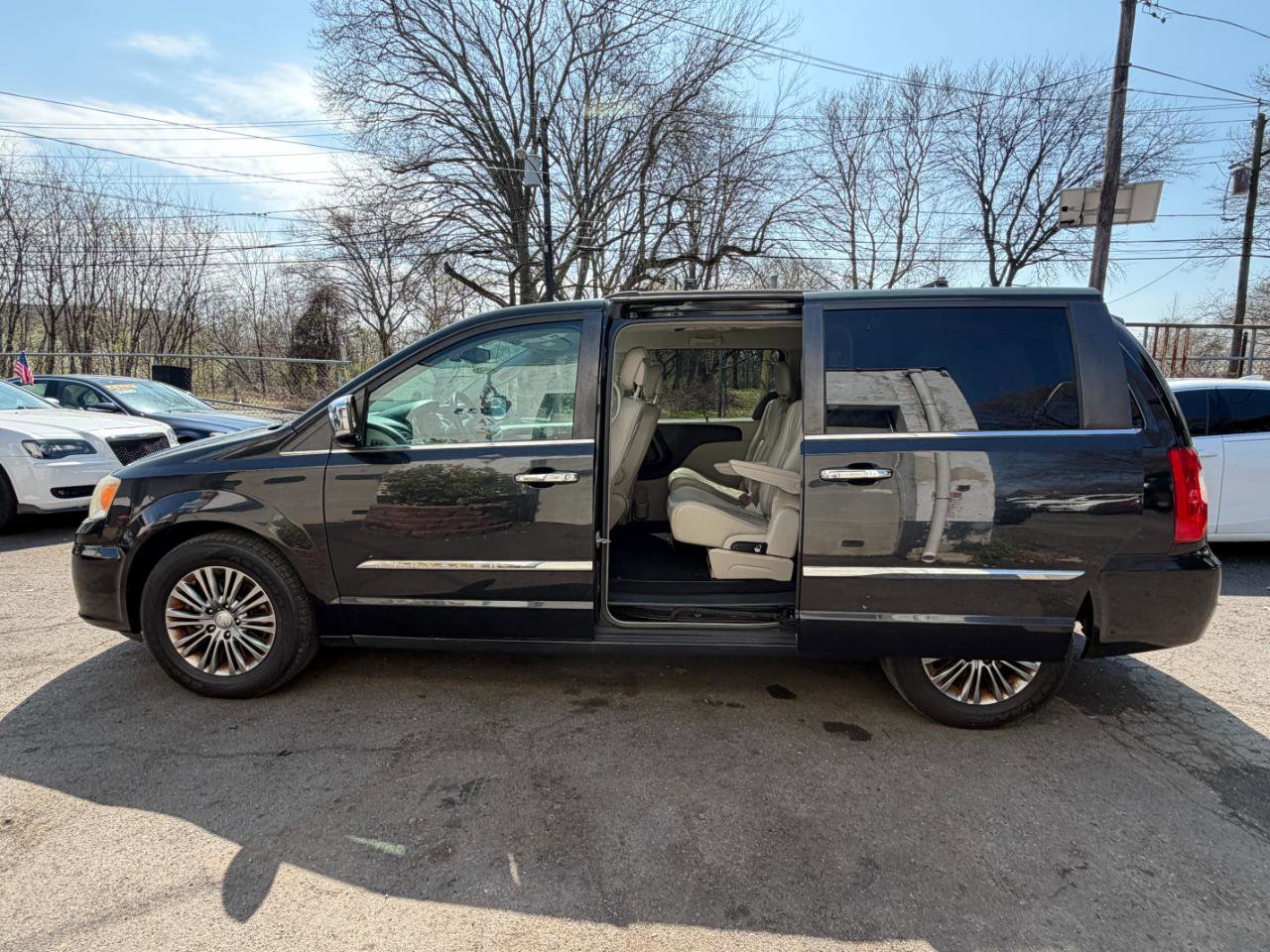 Used 2014 Chrysler Town & Country Touring-L w/ Driver Convenience Group image 19