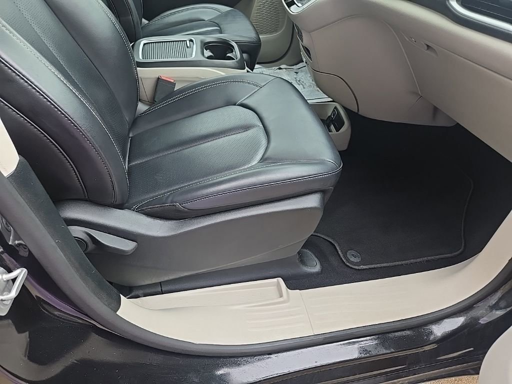 Used 2024 Chrysler Pacifica Touring-L image 65