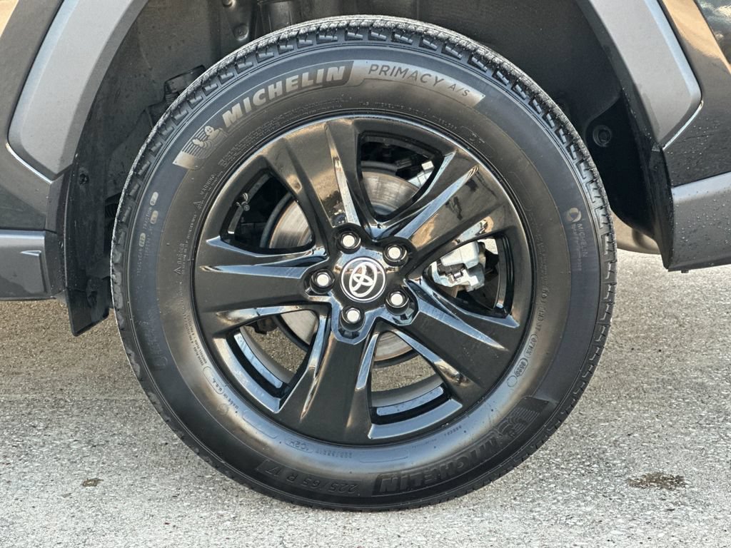 Certified 2025 Toyota RAV4 LE AWD/4WD image 27