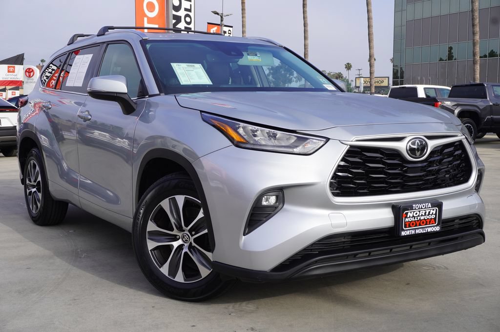 Used 2020 Toyota Highlander XLE FWD image 2