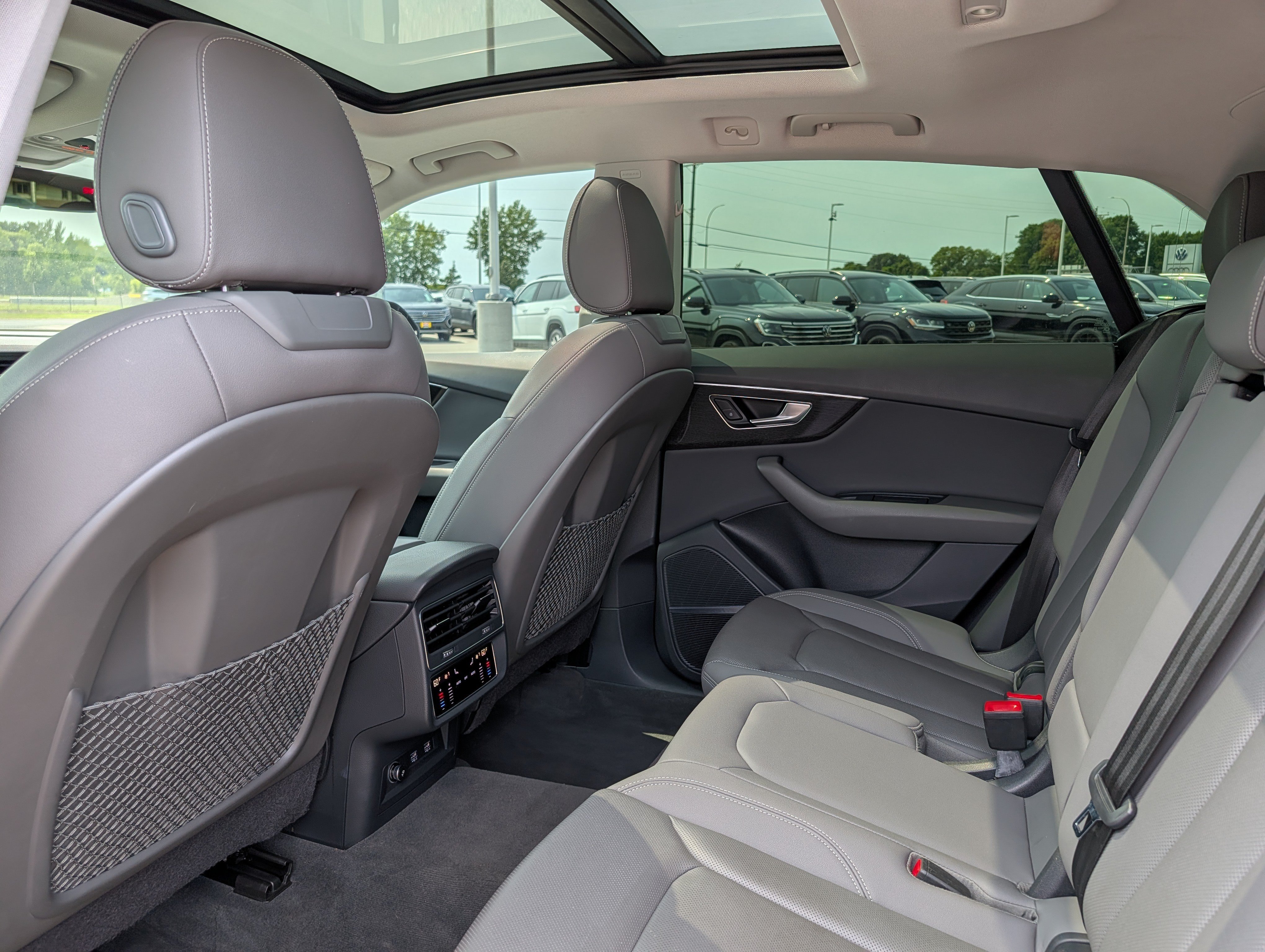 Used 2019 Audi Q8 Premium Plus w/ Premium Plus AWD/4WD image 21