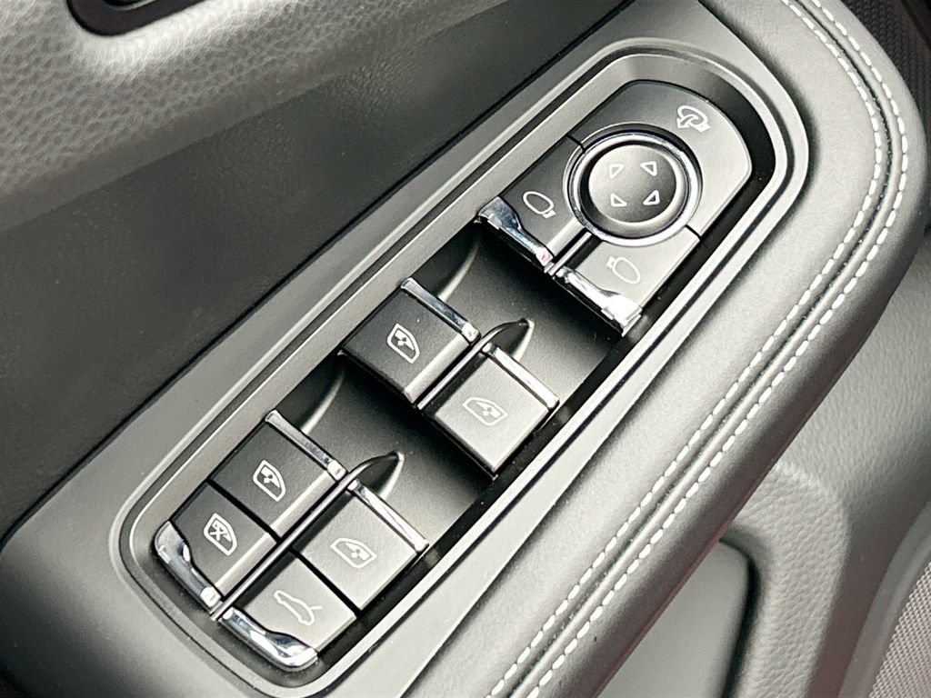Used 2026 Porsche Macan AWD/4WD image 24