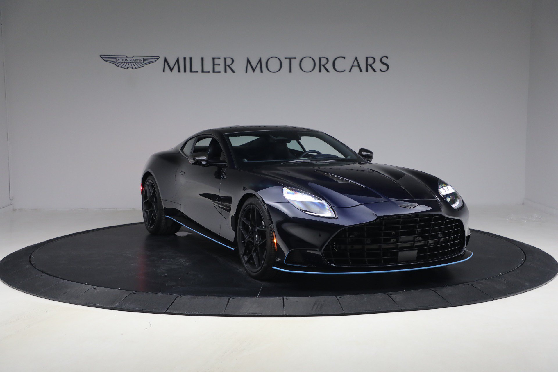 Used 2025 Aston Martin Vanquish RWD image 11