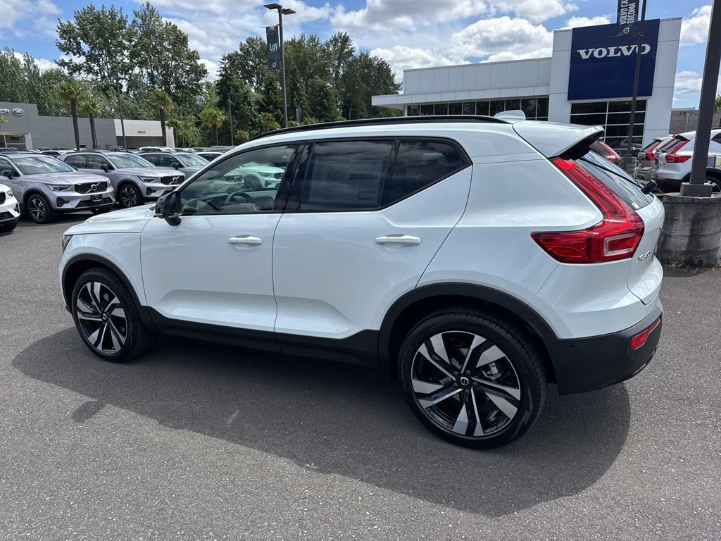 New 2026 Volvo XC40 B5 Plus w/ Climate Package AWD/4WD image 3