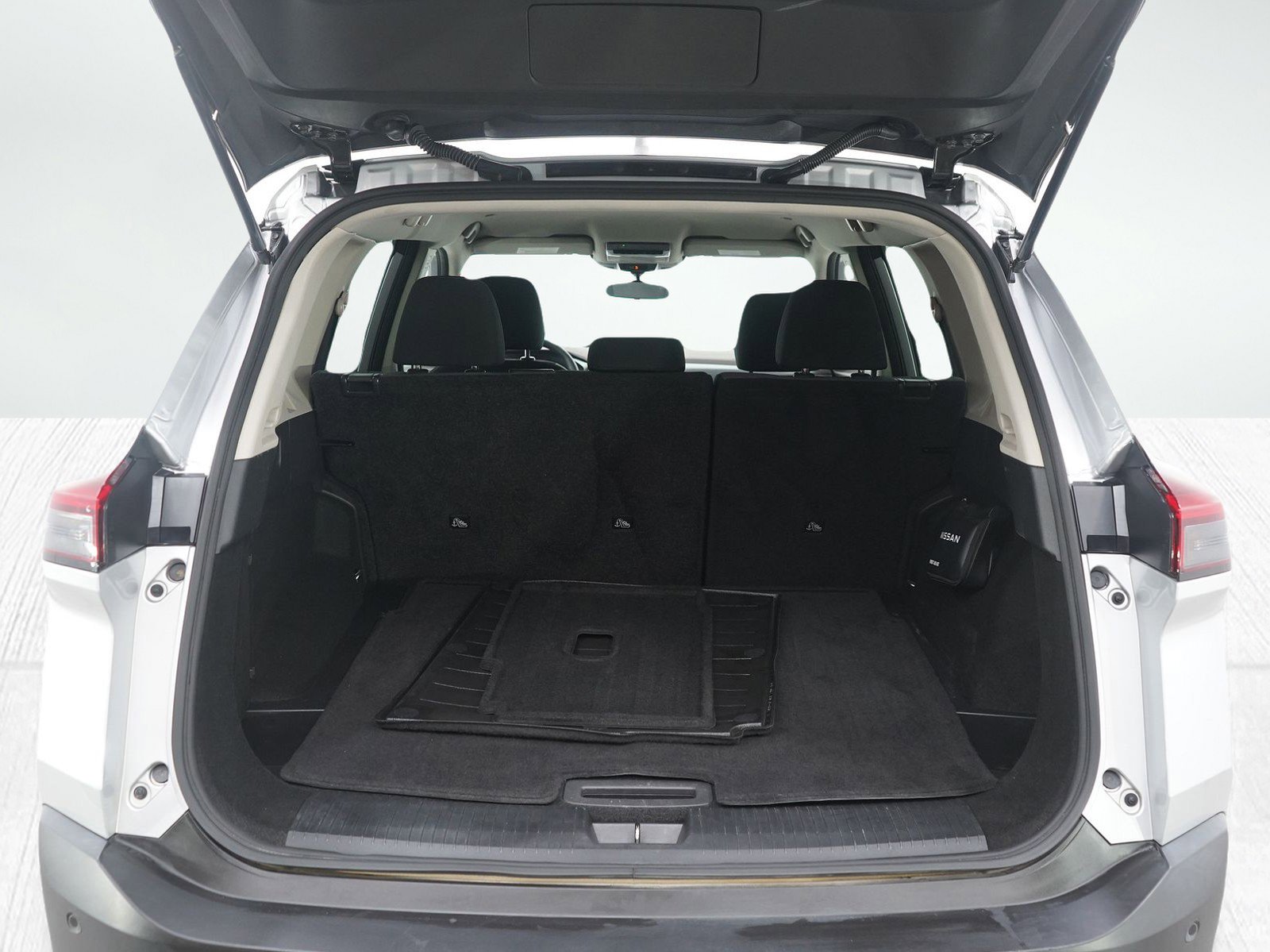 Used 2023 Nissan Rogue SV image 16