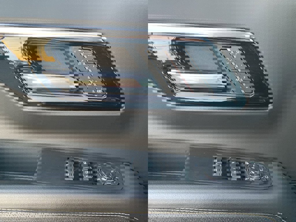 Used 2025 Chevrolet Suburban Premier image 25