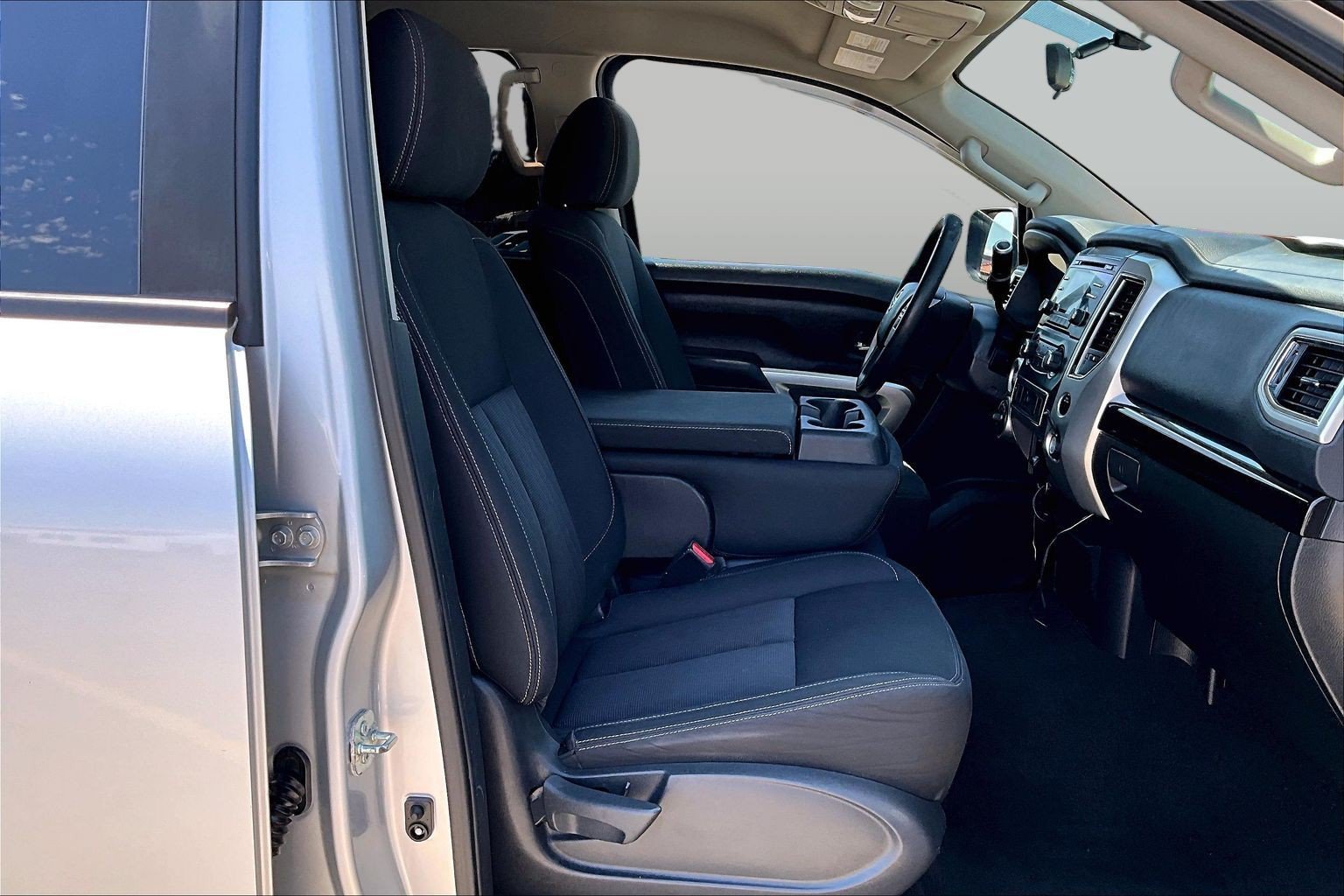 Used 2017 Nissan Titan SV AWD/4WD image 7