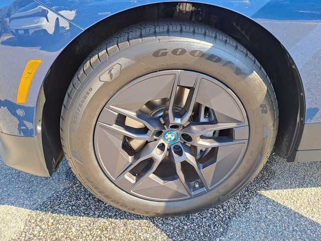 Used 2025 BMW iX xDrive50 w/ Premium Package AWD/4WD image 32