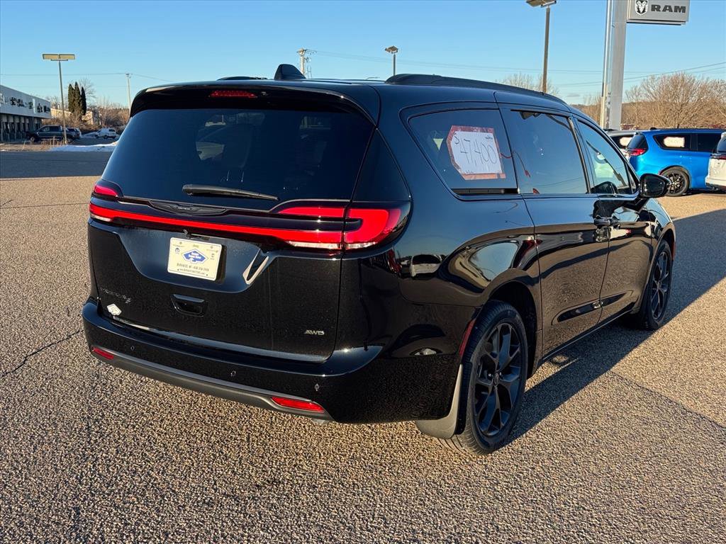 New 2026 Chrysler Pacifica Select w/ S Appearance Package AWD/4WD image 3