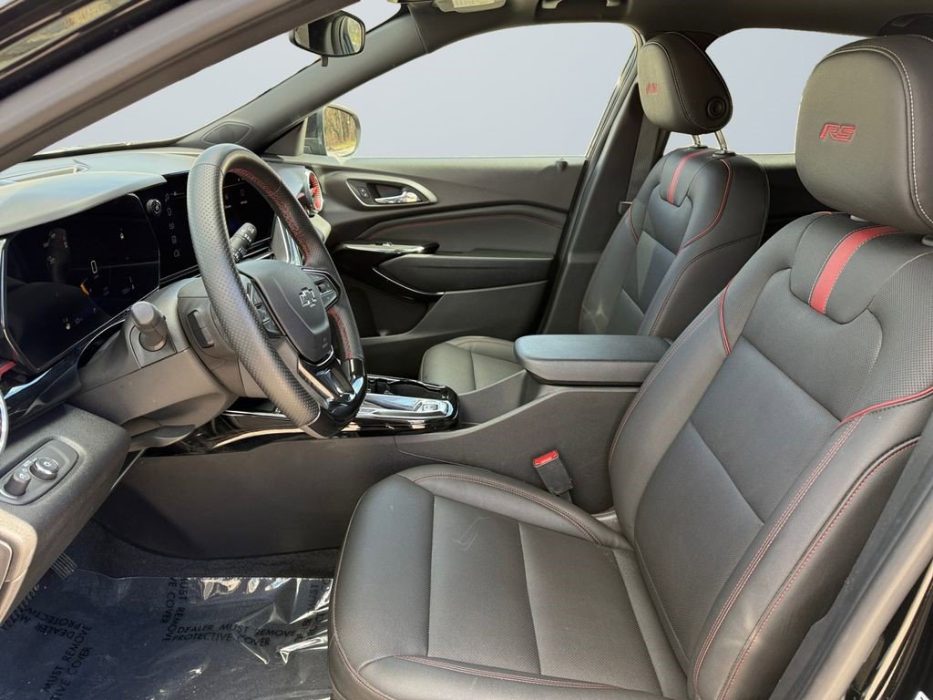 Certified 2025 Chevrolet Trax RS w/ Sunroof Package FWD image 12