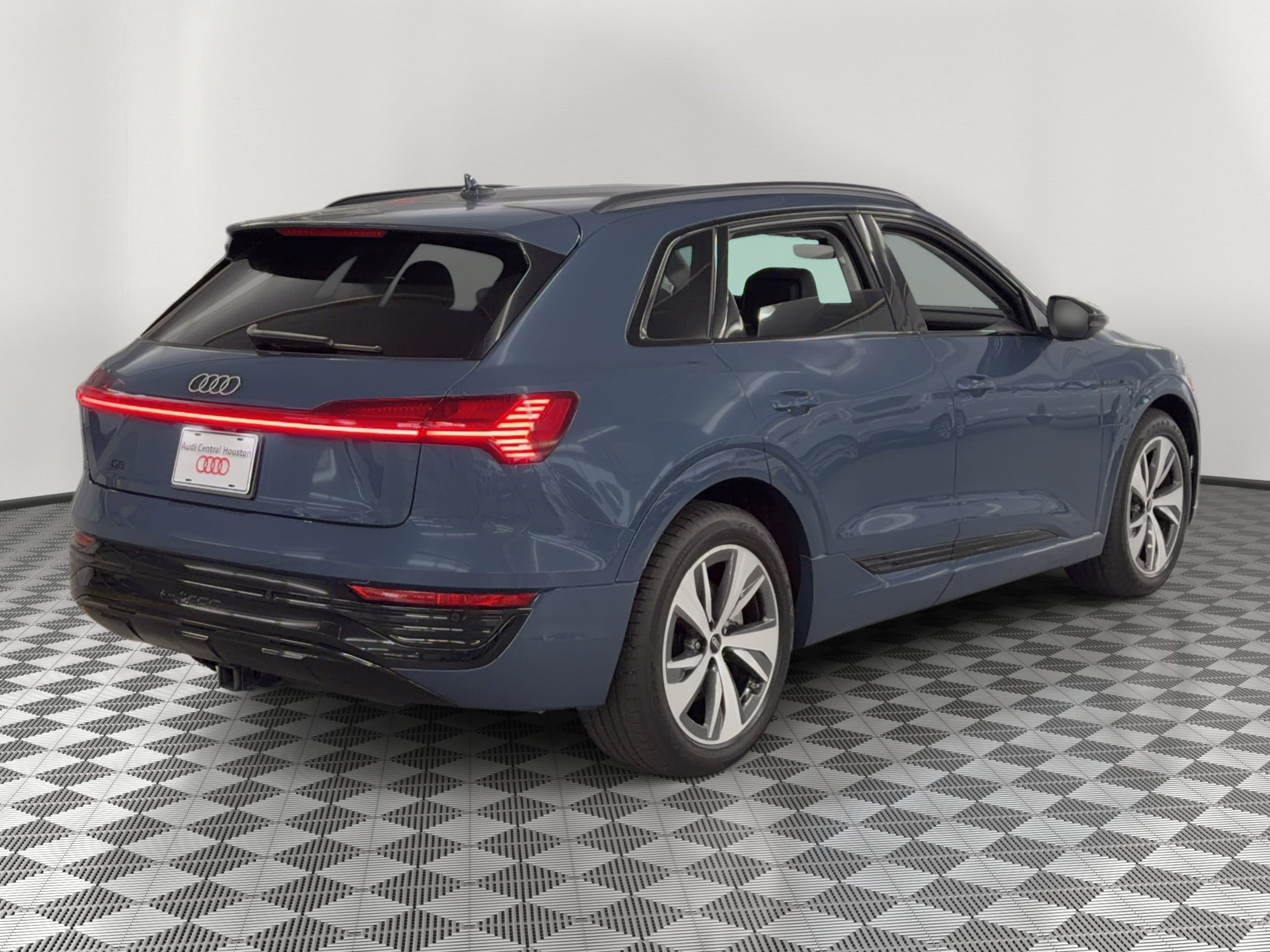 Used 2024 Audi Q8 e-tron Premium AWD/4WD image 9