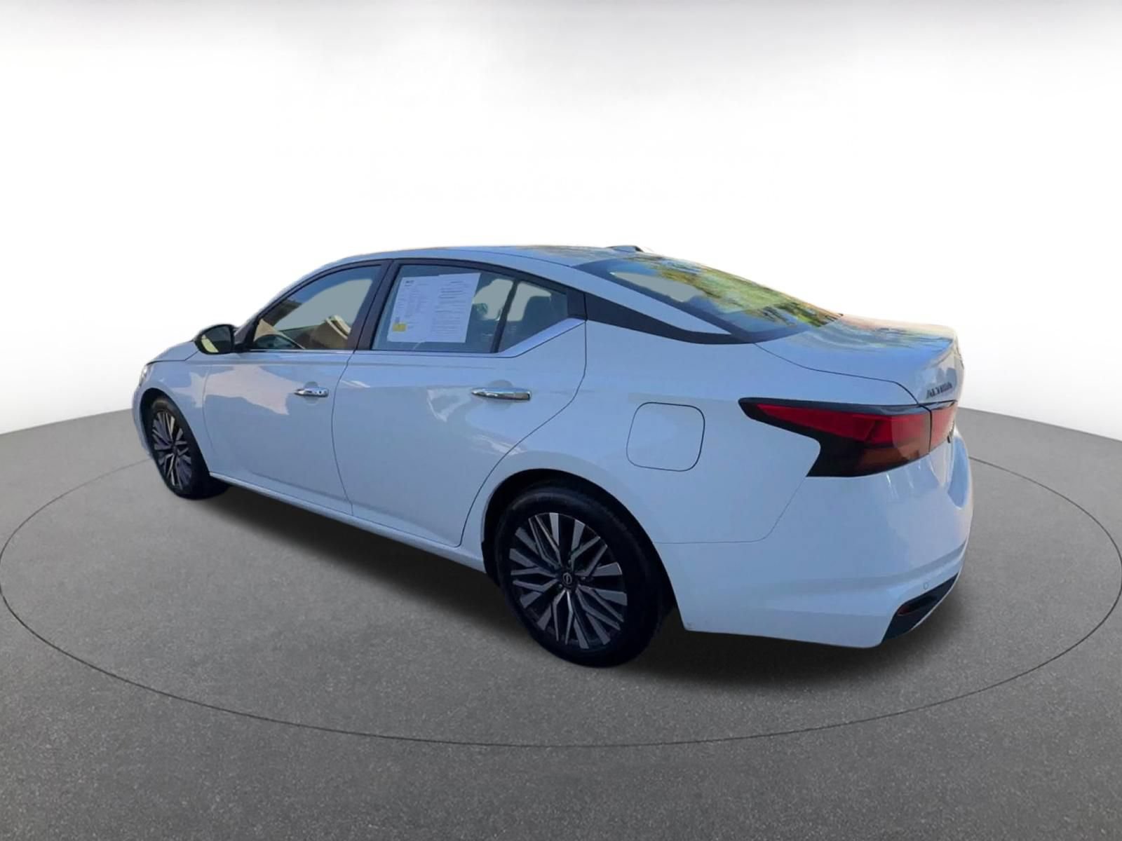 Used 2025 Nissan Altima 2.5 SV FWD image 9