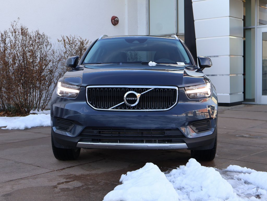 Used 2022 Volvo XC40 T5 Momentum image 2