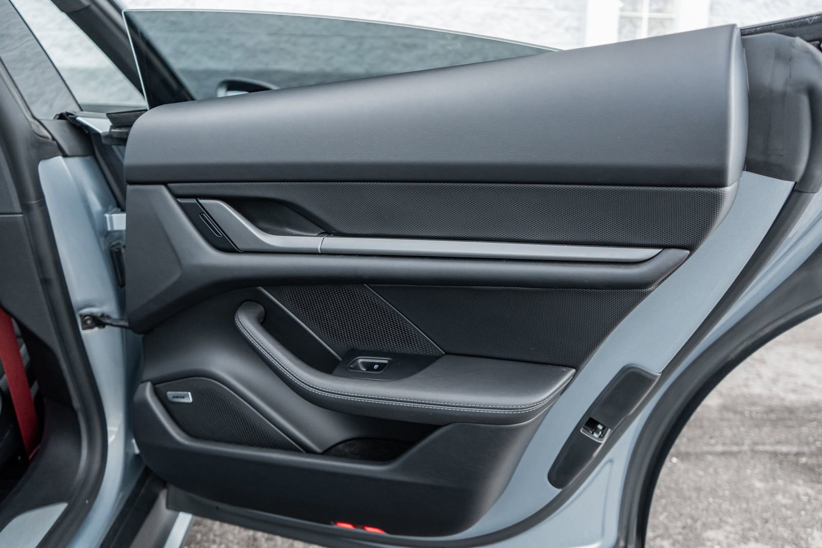 Used 2025 Porsche Taycan image 37