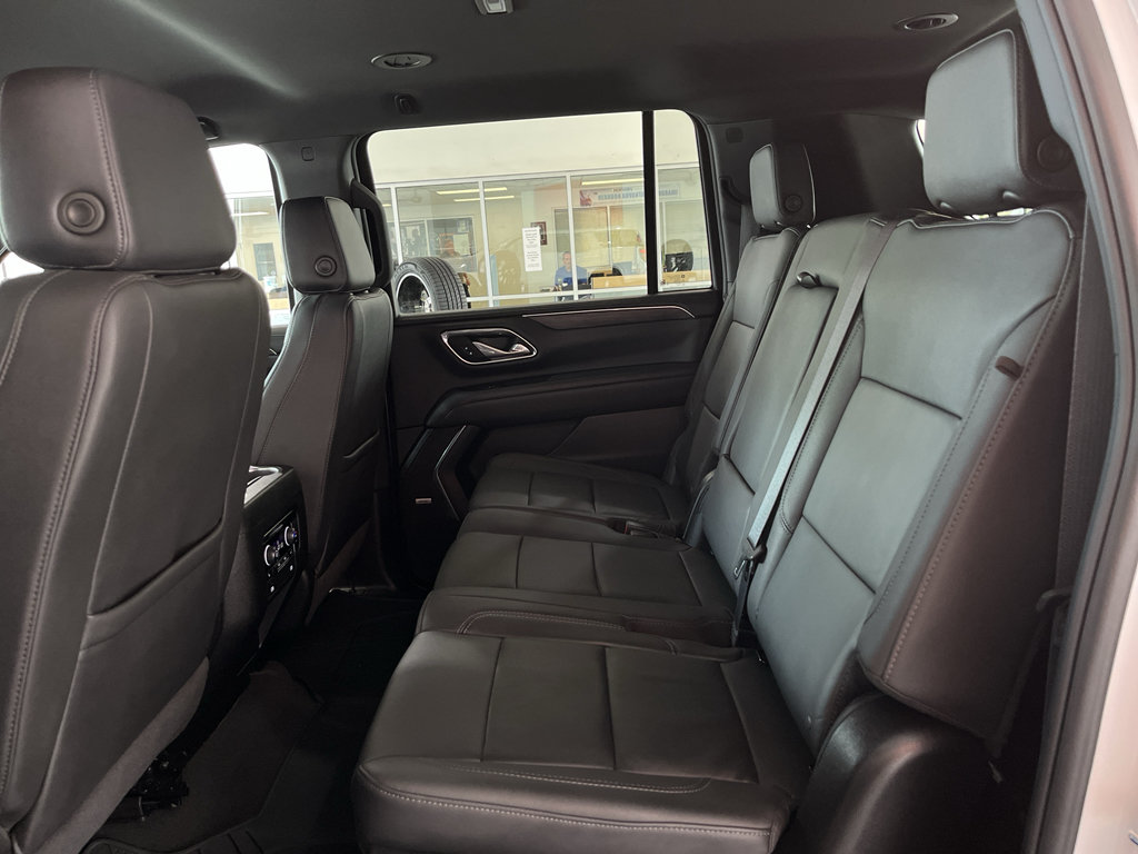 Used 2024 Chevrolet Suburban LT w/ Luxury Package RWD image 15