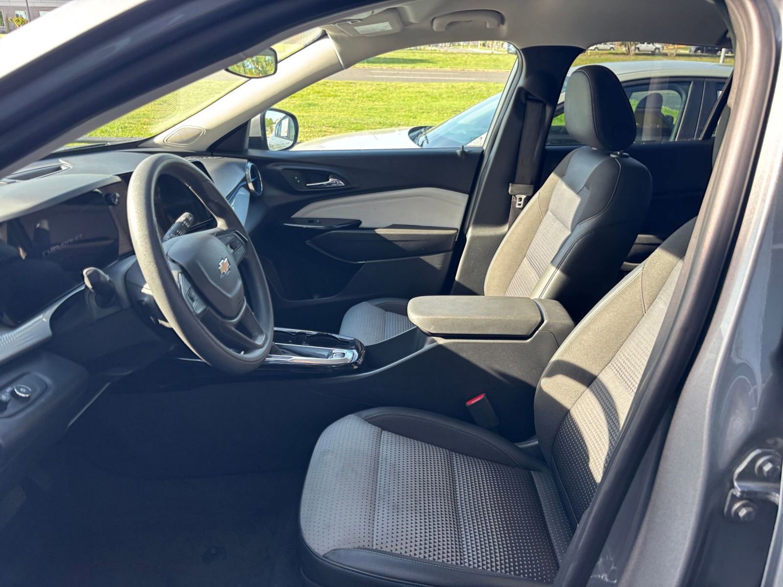 Used 2025 Chevrolet Trax LT FWD image 25