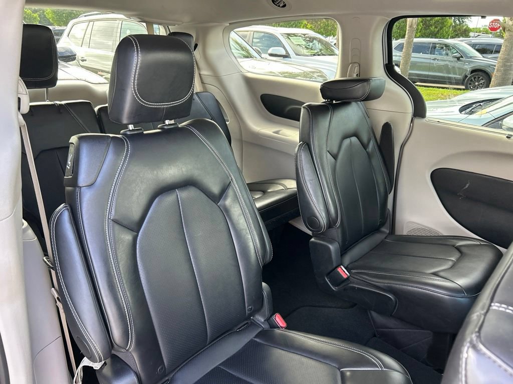 Used 2024 Chrysler Pacifica Touring-L FWD image 40