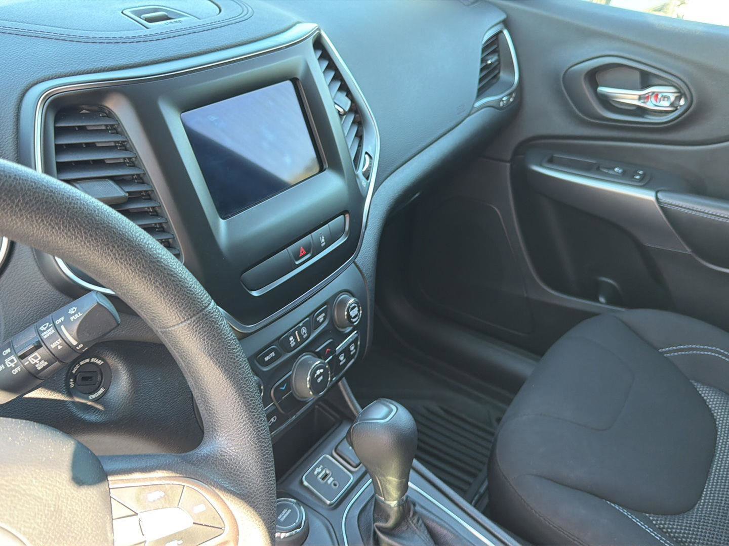 Used 2021 Jeep Cherokee Latitude w/ Mopar Interior Package AWD/4WD image 15