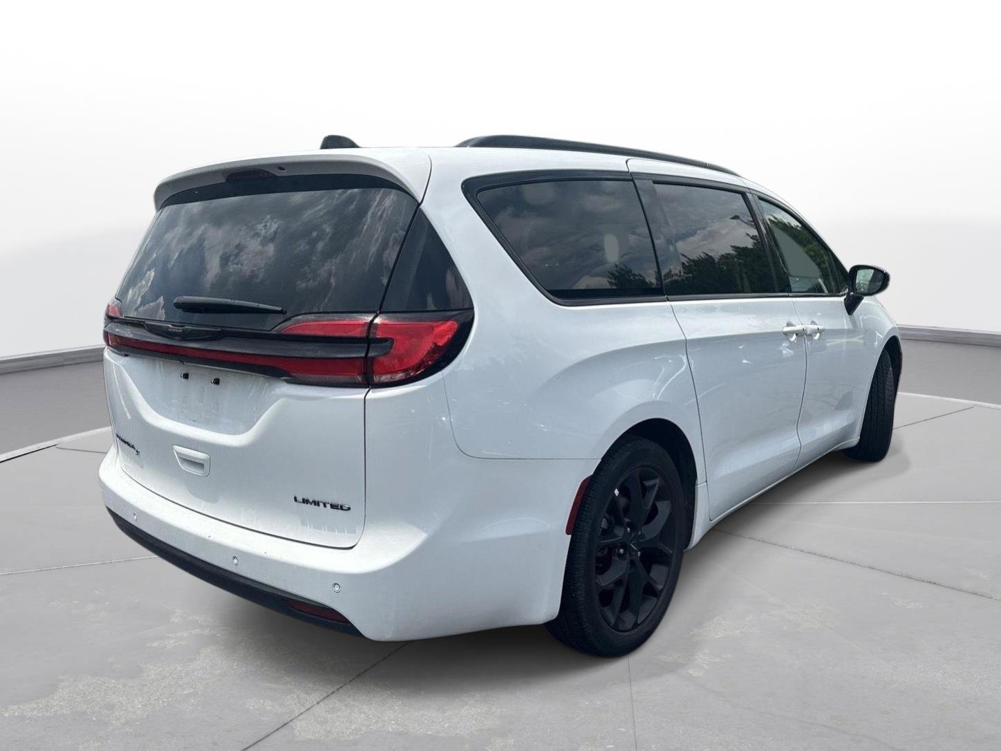 Used 2025 Chrysler Pacifica Limited FWD image 5