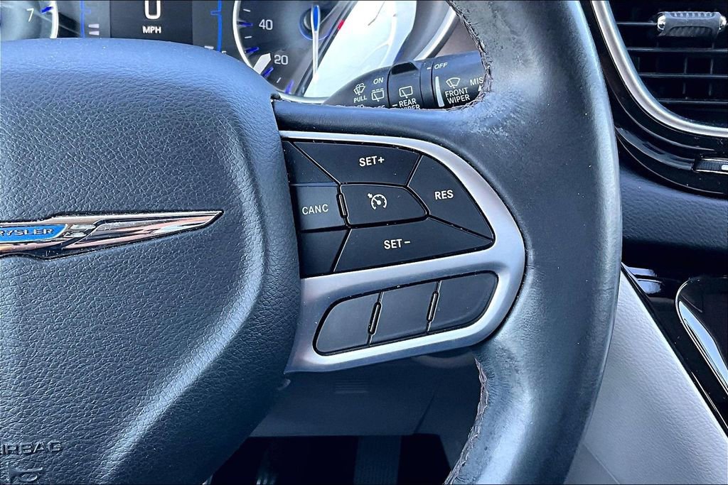 Used 2018 Chrysler Pacifica Touring-L image 7
