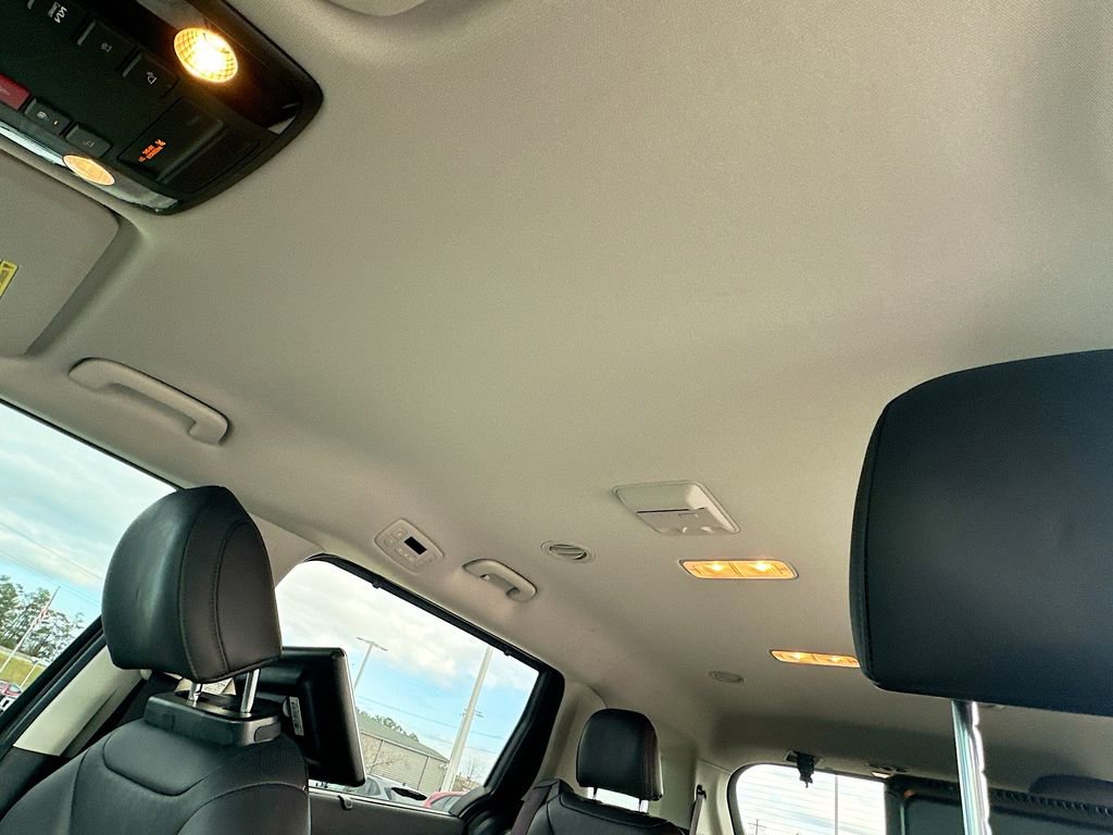 Used 2024 Kia Carnival EX image 11