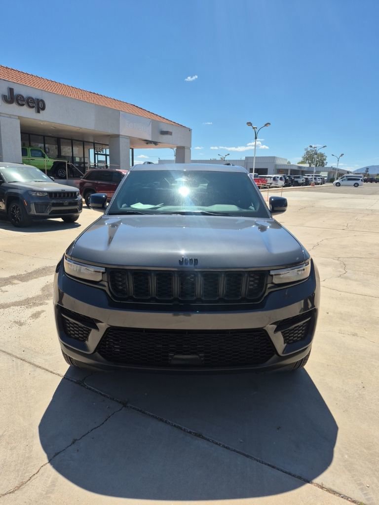 Used 2025 Jeep Grand Cherokee Altitude image 2