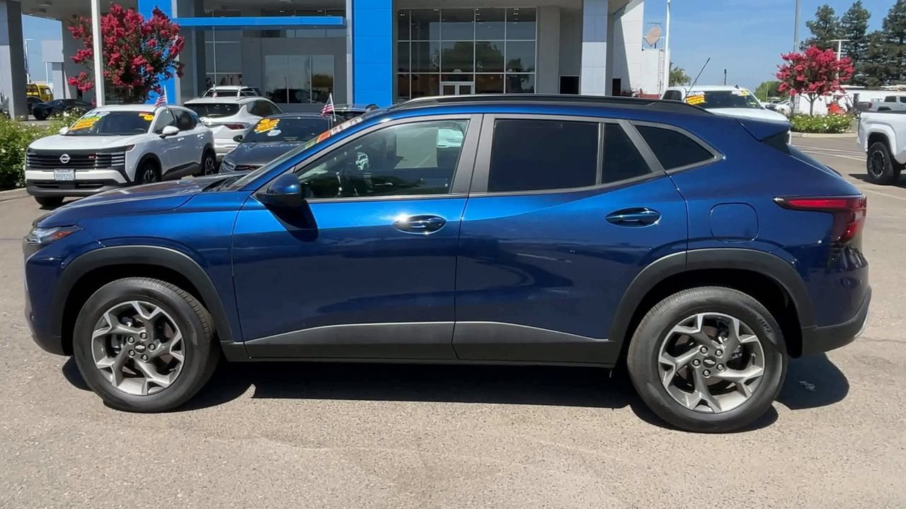 Used 2024 Chevrolet Trax LT w/ LT Convenience Package FWD image 4