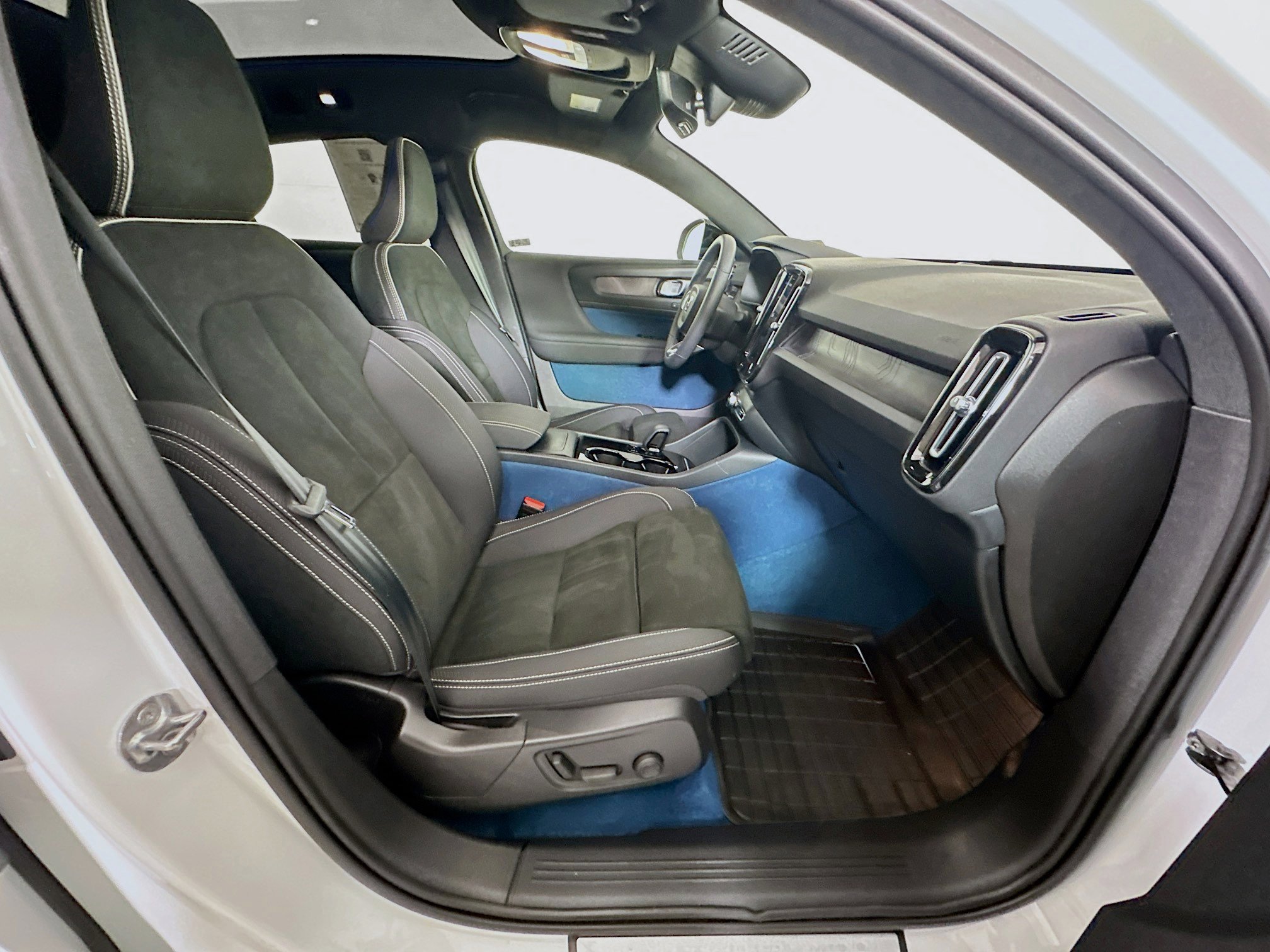 Used 2023 Volvo C40 P8 Recharge Plus w/ Climate Package image 32