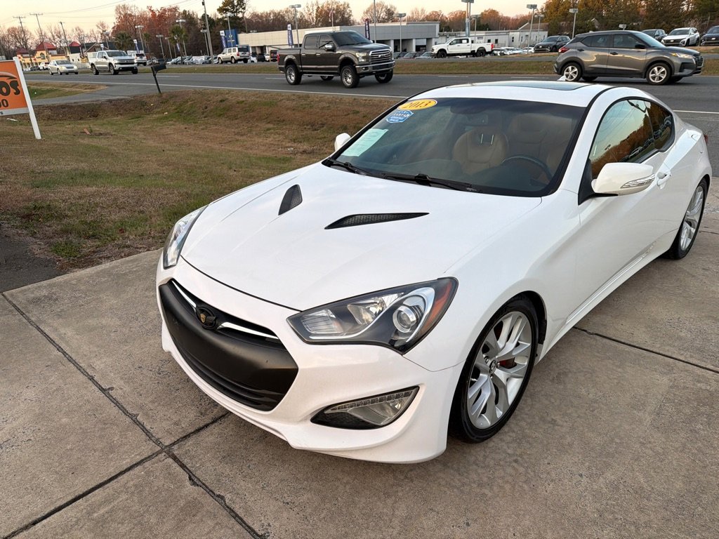 Used 2013 Hyundai Genesis 3.8 image 4