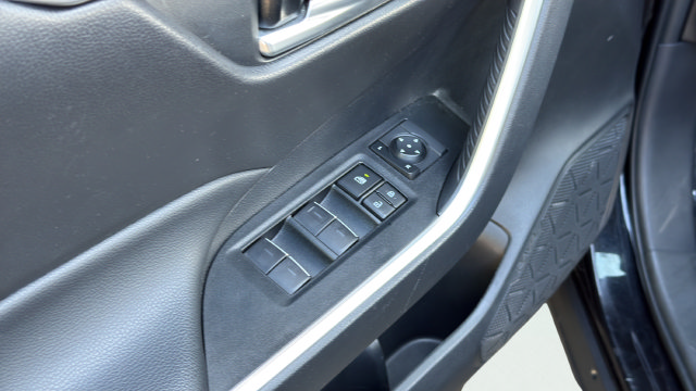 Used 2025 Toyota RAV4 XLE FWD image 12