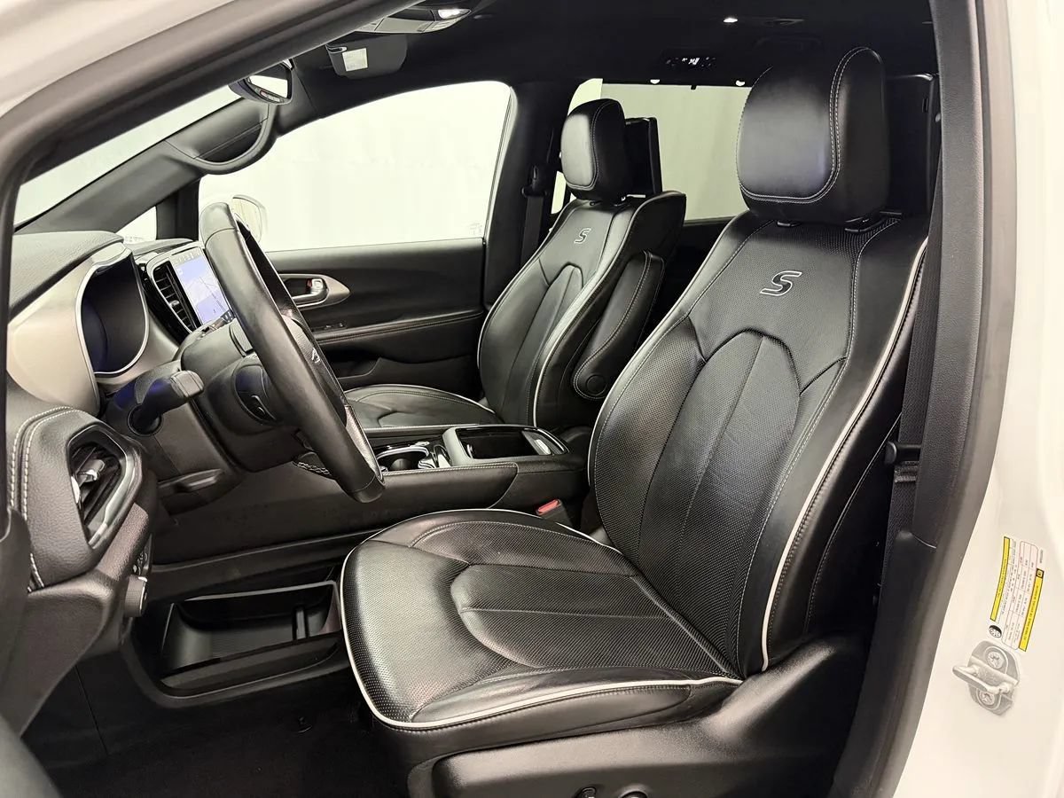 Used 2021 Chrysler Pacifica Limited w/ Uconnect Theater Family Group FWD image 9