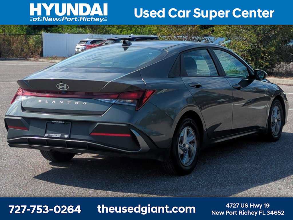 Used 2025 Hyundai Elantra SE FWD image 5