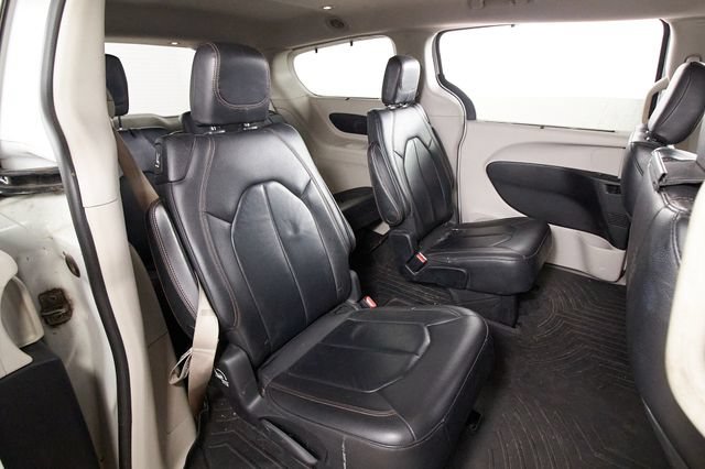 Used 2017 Chrysler Pacifica Touring-L FWD image 21