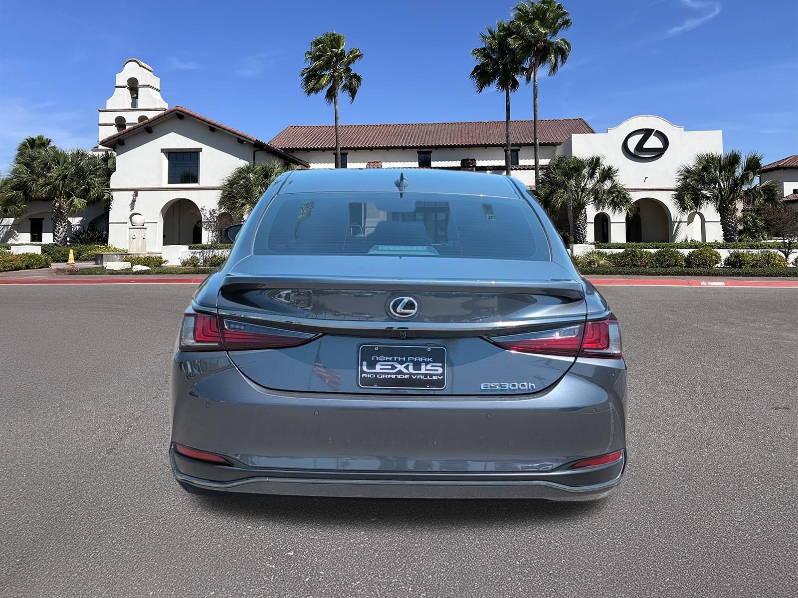 Used 2023 Lexus ES 300h F Sport FWD image 3
