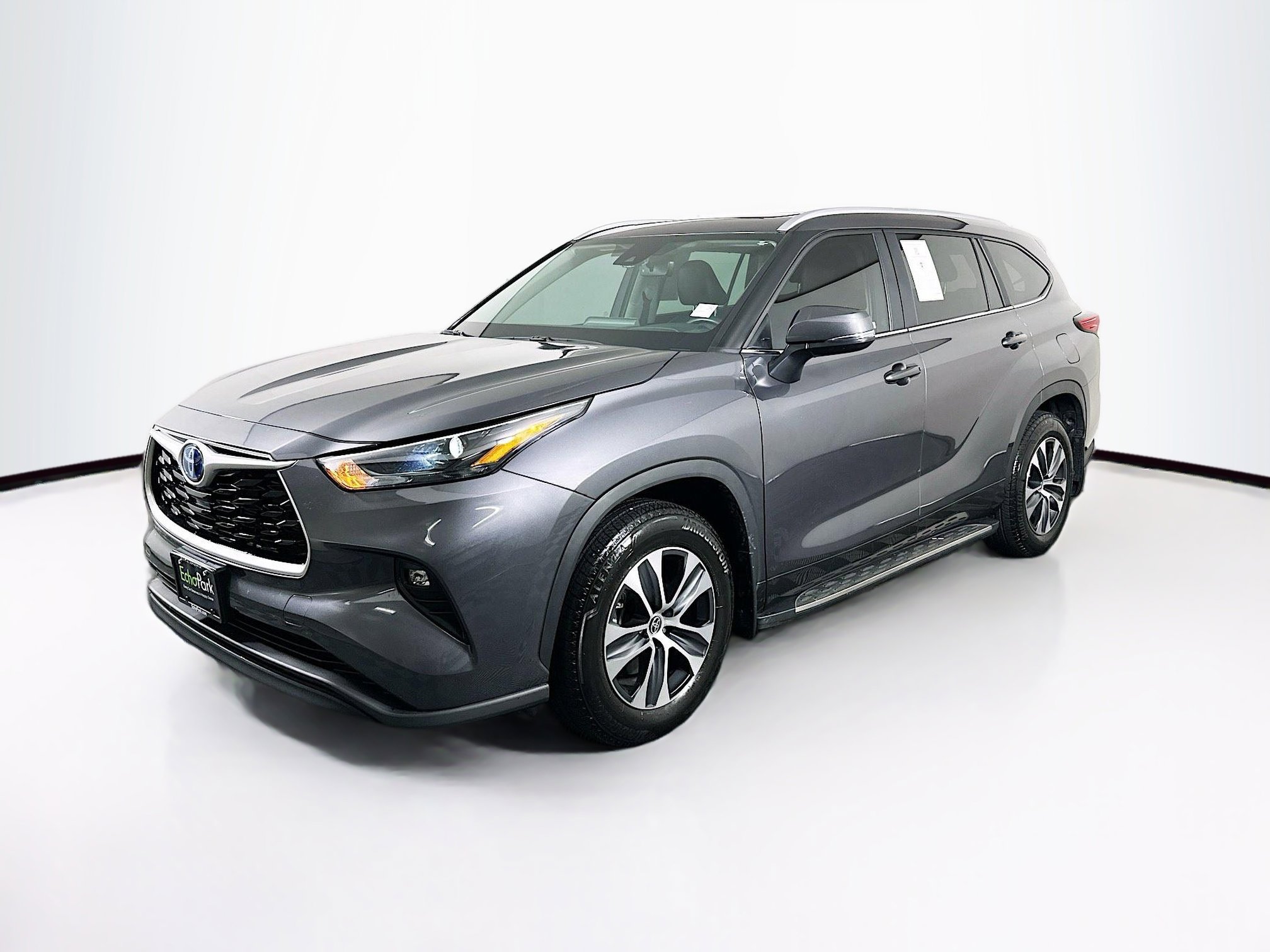 Used 2023 Toyota Highlander XLE FWD image 3
