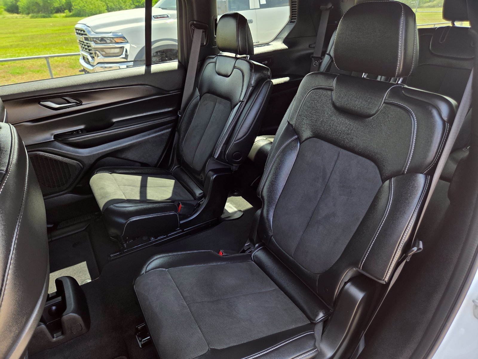 Used 2025 Jeep Grand Cherokee L Altitude AWD/4WD image 26