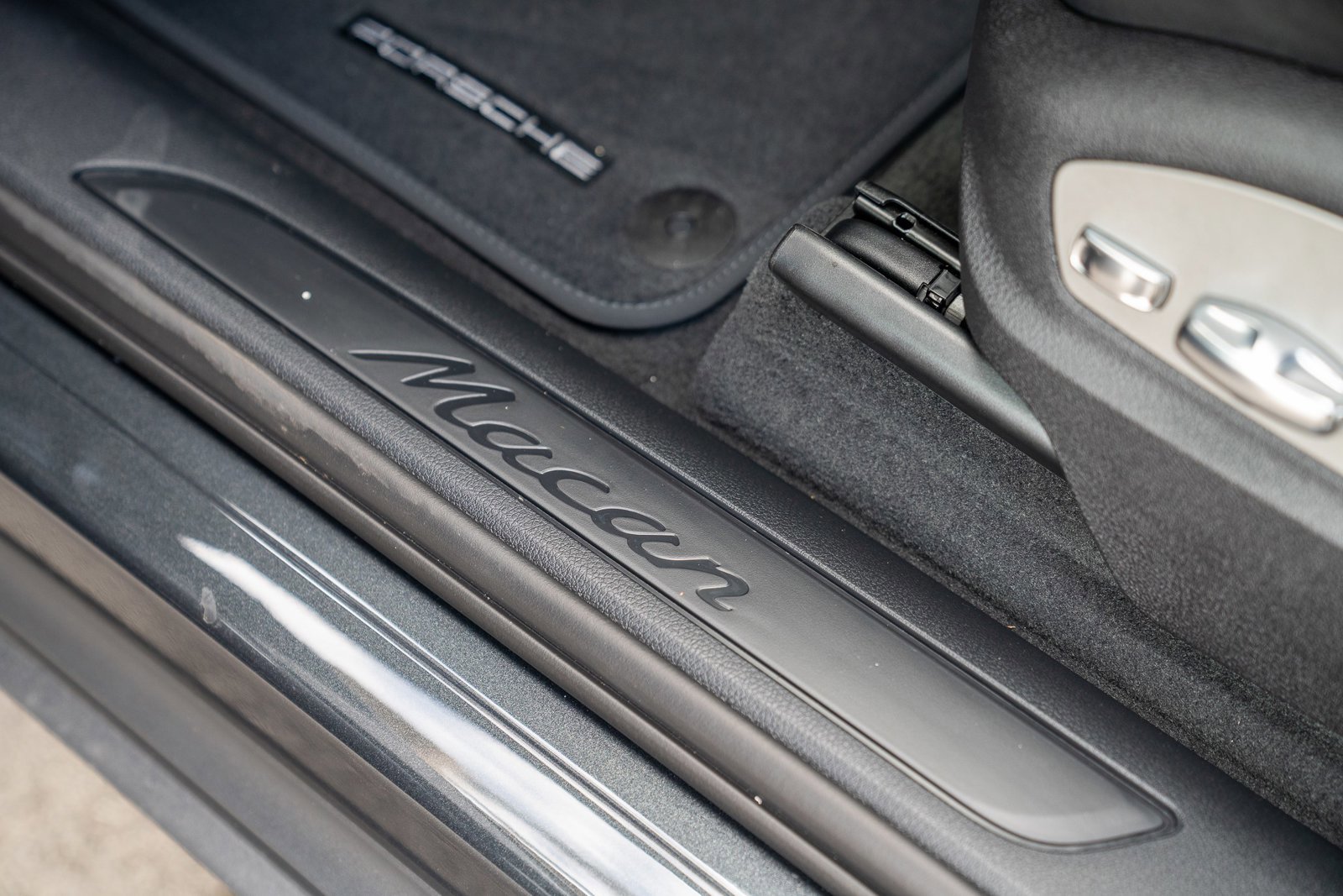 Certified 2025 Porsche Macan image 11