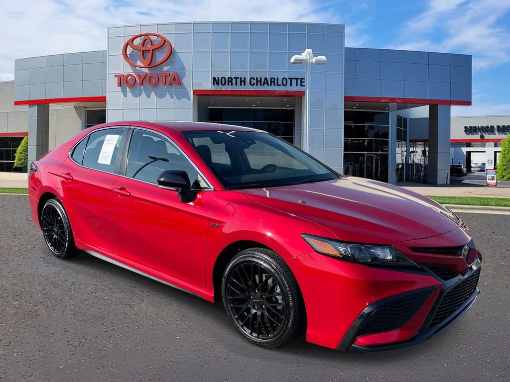 Used 2024 Toyota Camry SE image 3