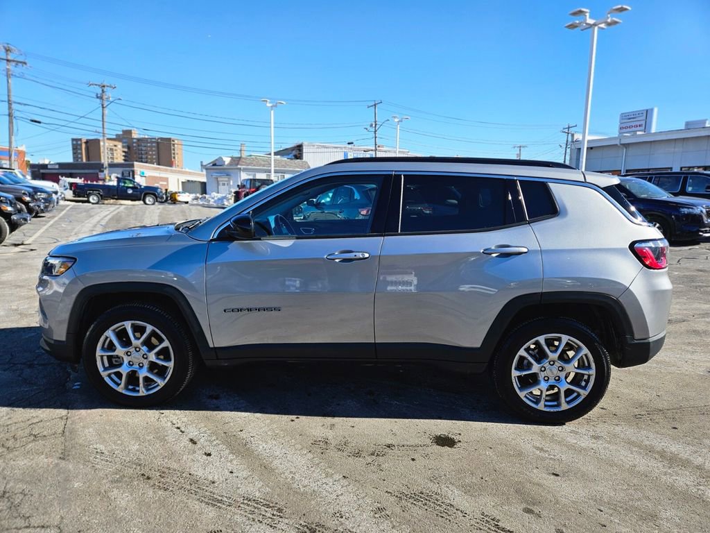 Used 2022 Jeep Compass Latitude image 2