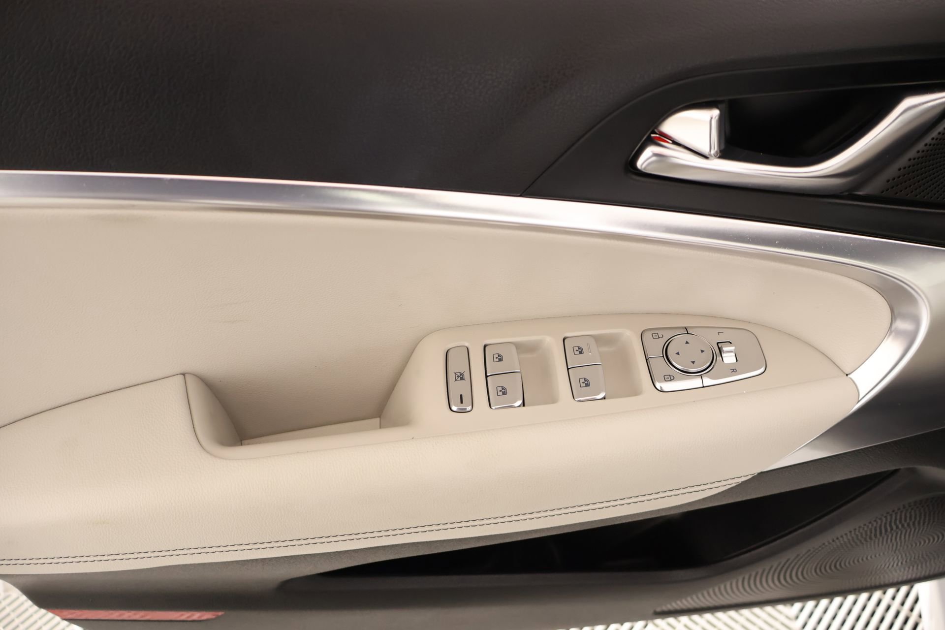 Used 2025 Genesis G70 2.5T image 14