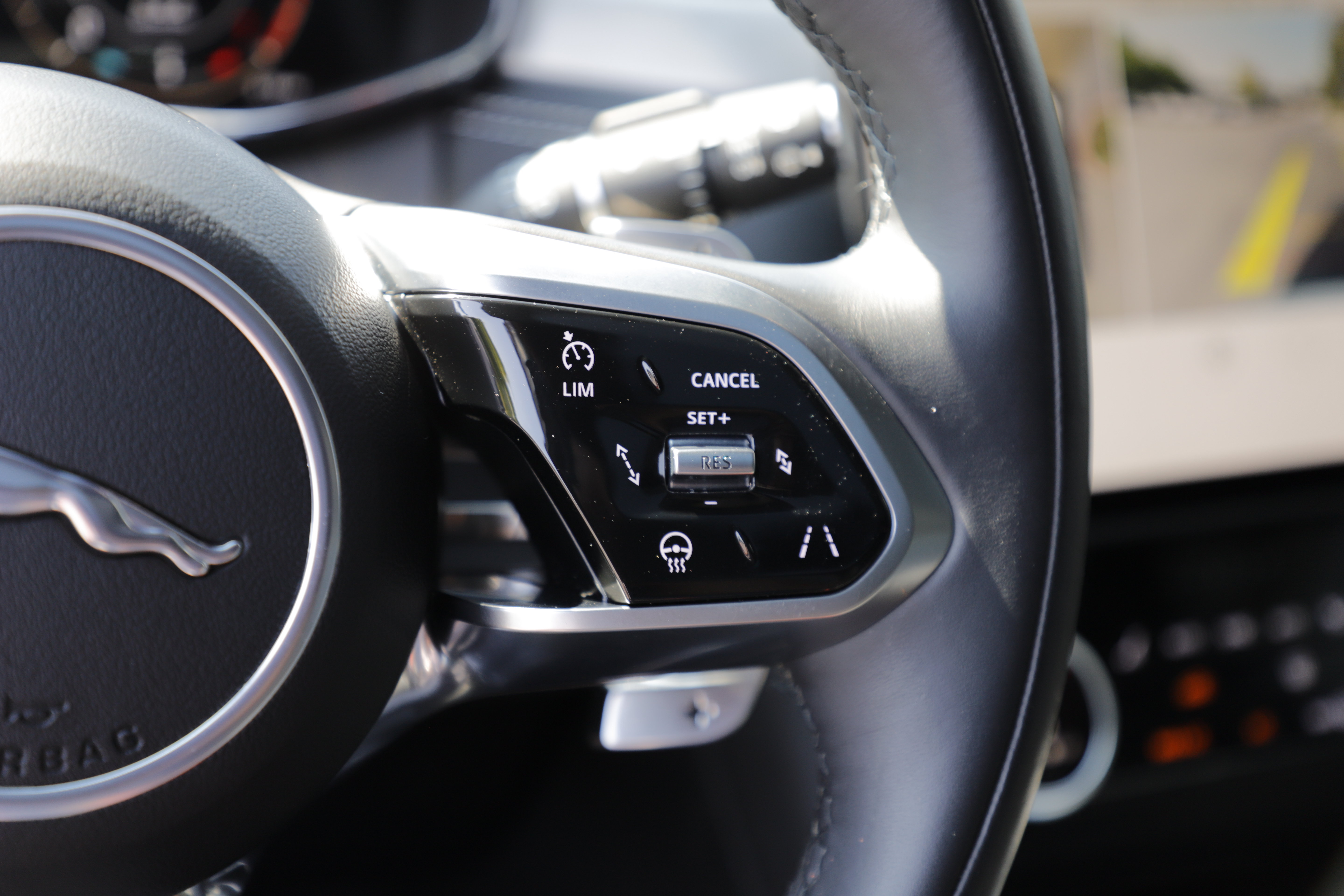Certified 2025 Jaguar F-PACE R-Dynamic S AWD/4WD image 23