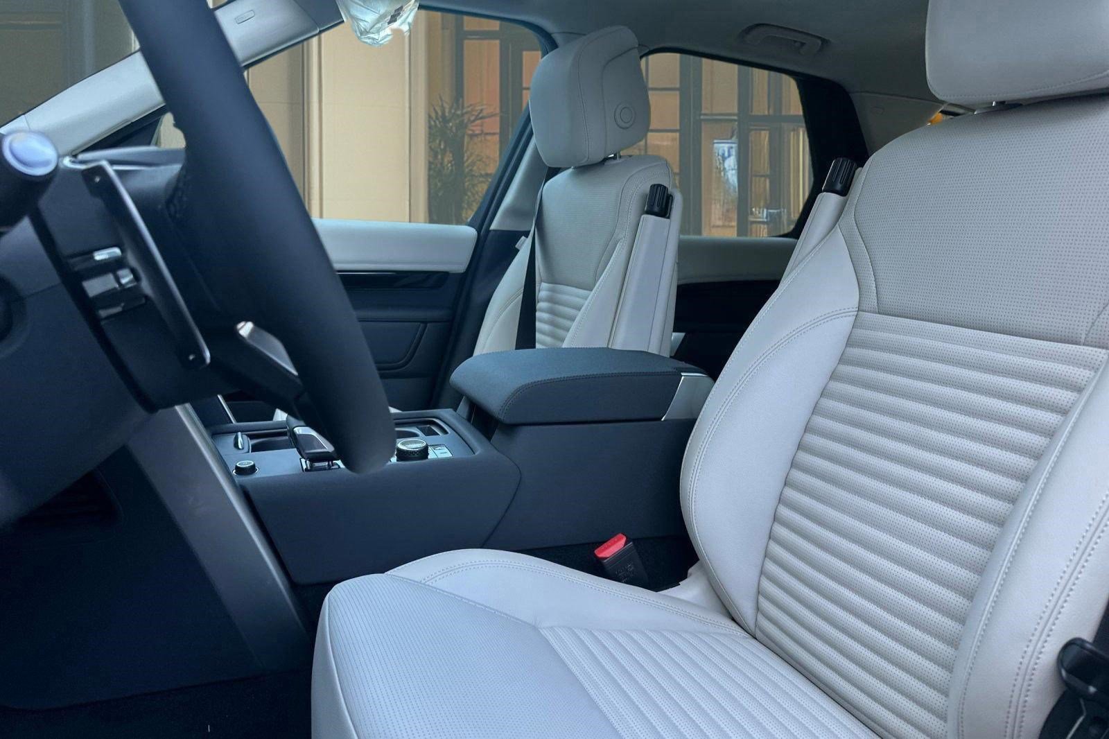 New 2026 Land Rover Discovery S AWD/4WD image 5