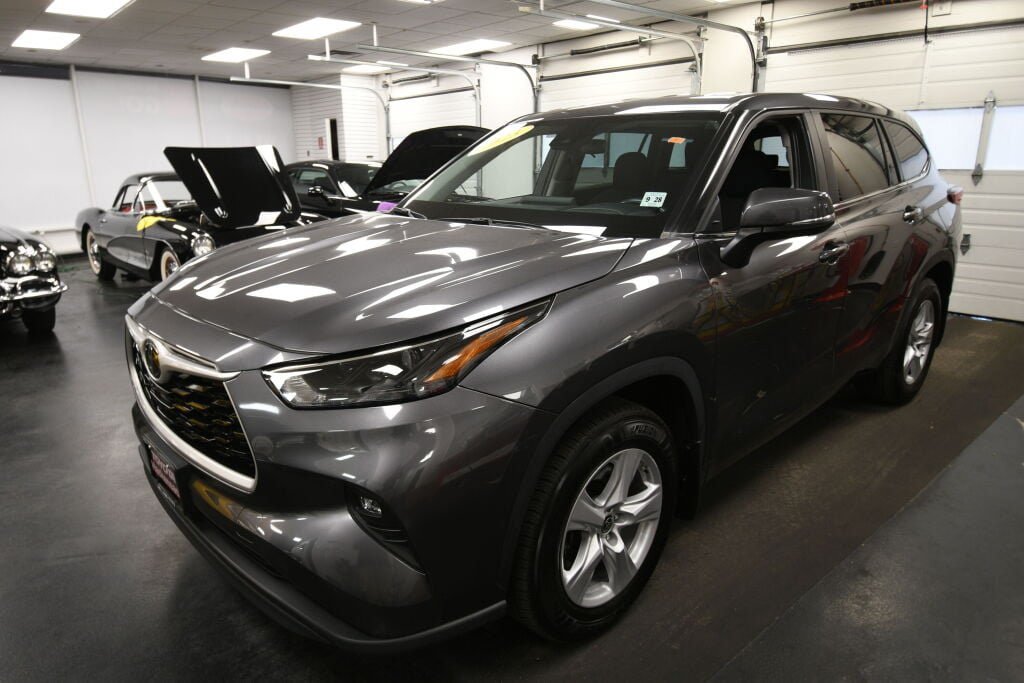 Used 2023 Toyota Highlander LE FWD image 3
