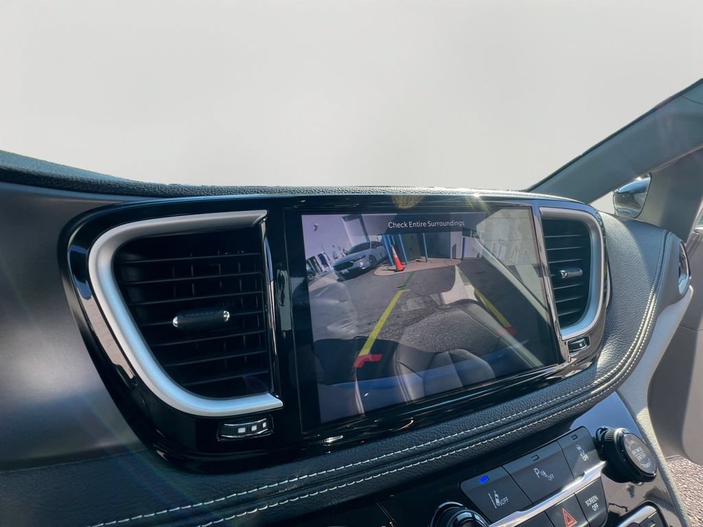 Used 2024 Chrysler Pacifica Limited FWD image 19