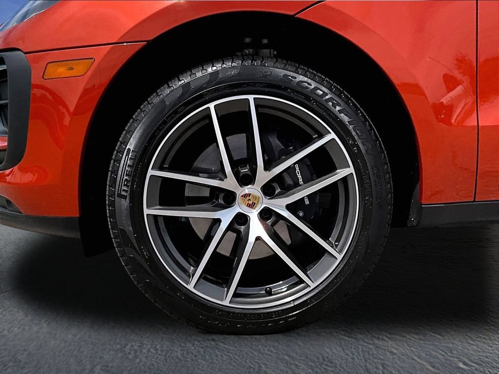 Certified 2025 Porsche Macan AWD/4WD image 11
