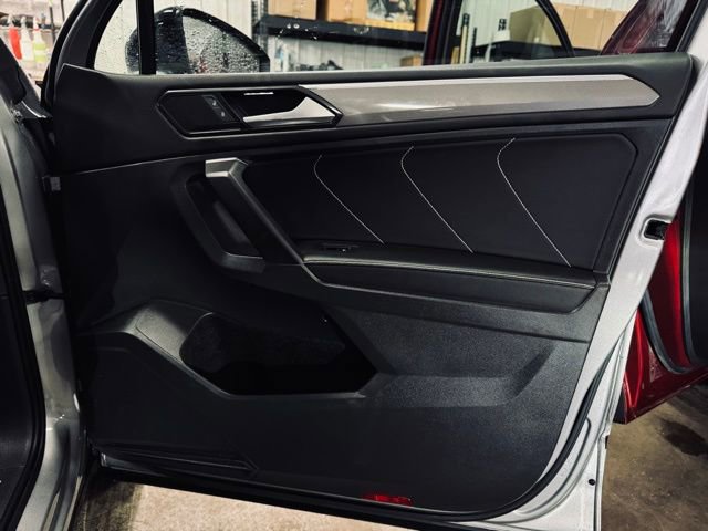 Used 2022 Volkswagen Tiguan SE R-Line image 17