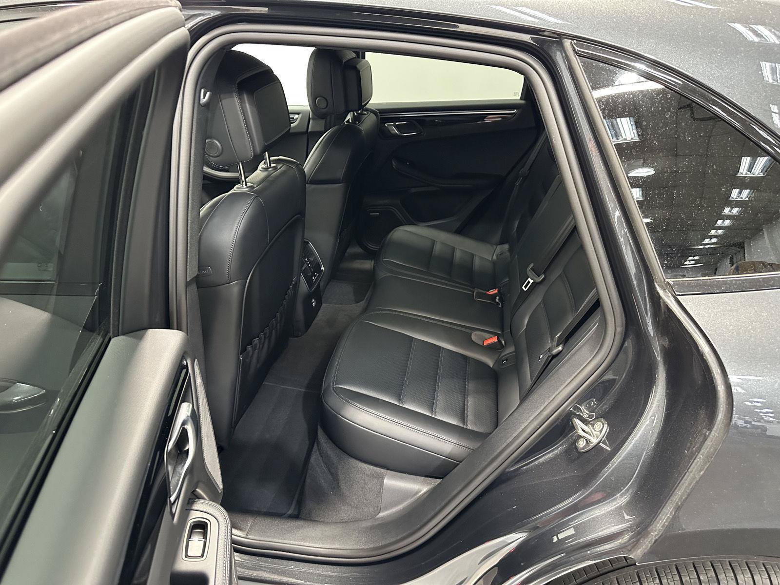 Certified 2026 Porsche Macan AWD/4WD image 34